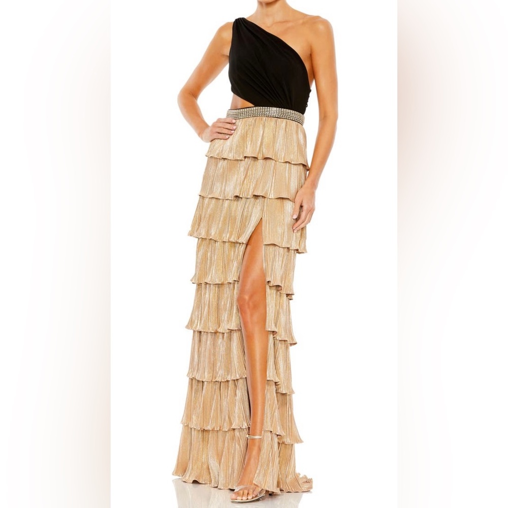 Ieena Tiered One-Shoulder Gown

Size 4